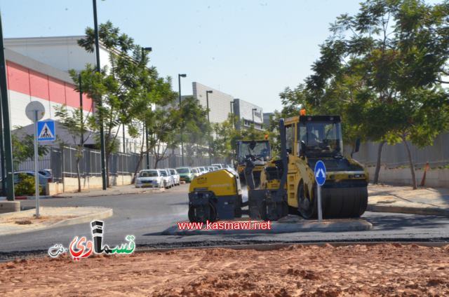 كفرقاسم : الرئيس عادل بدير يشرف على المراحل الاخيرة من تعبيد شوارع المنطقة الصناعية قلب البلاد